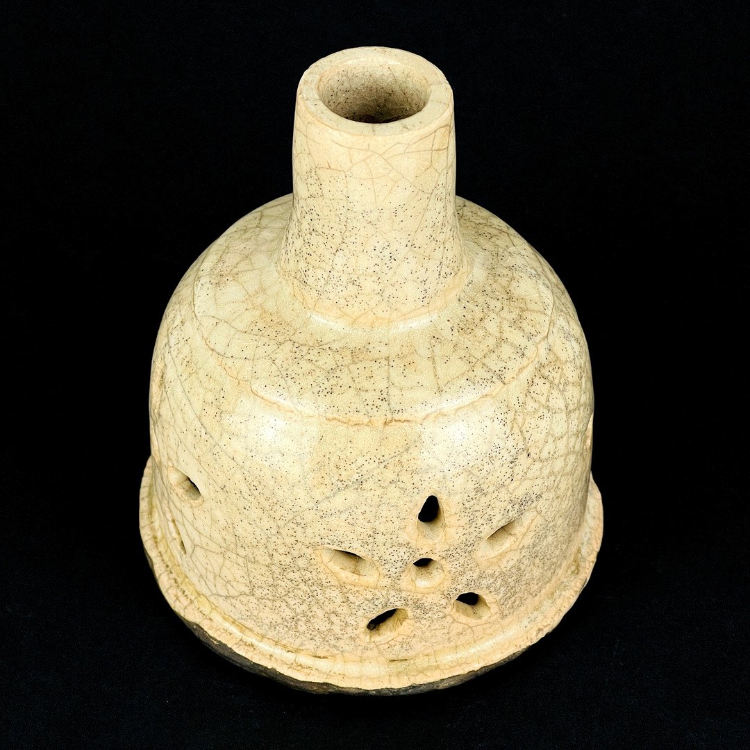 A Chinese crackle glazed pottery conical vessel, H. 13cm. - Bild 4 aus 4