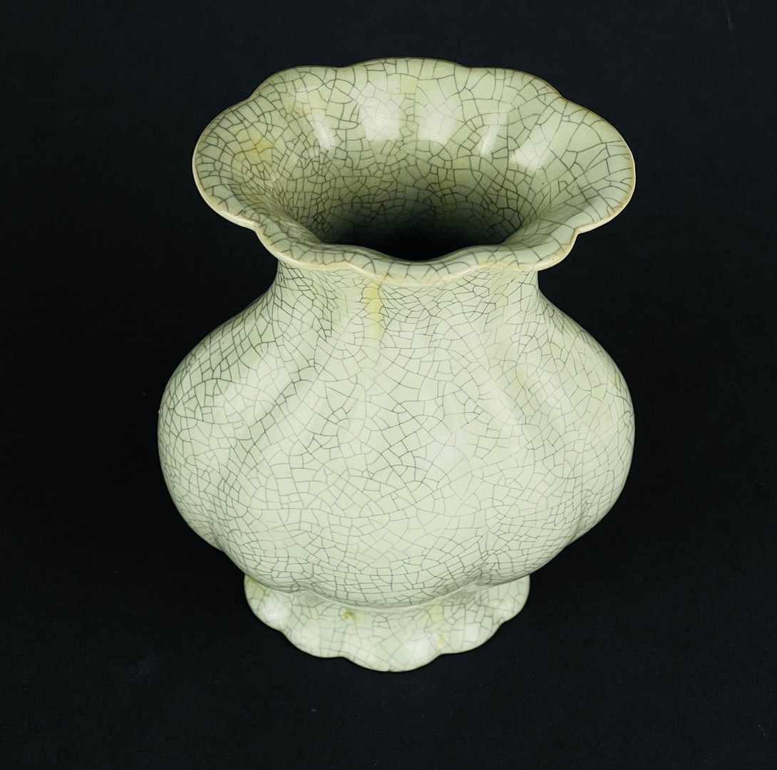 A Chinese celadon lotus-shaped crackle glazed pottery vessel. H. 15cm. - Bild 4 aus 4