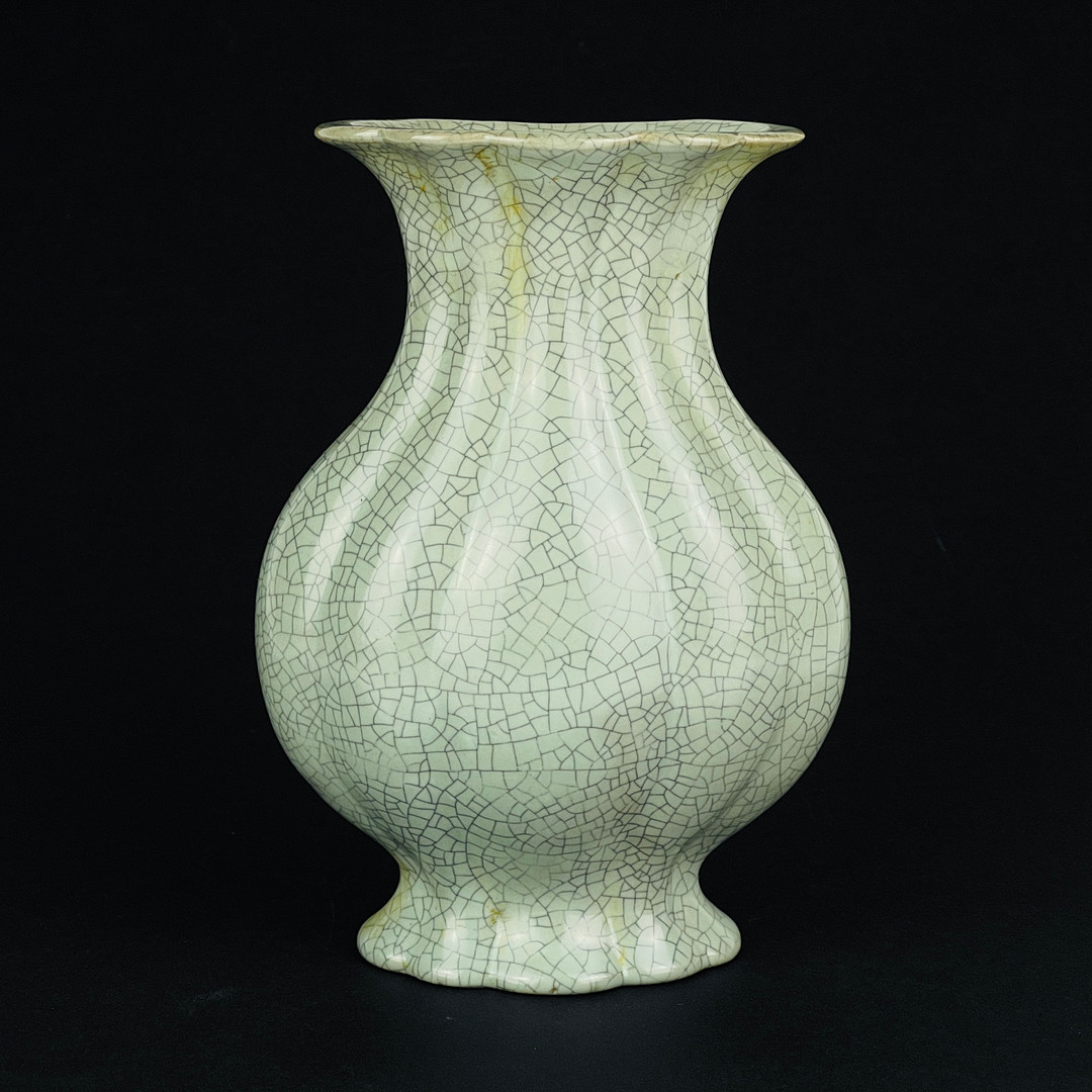 A Chinese celadon lotus-shaped crackle glazed pottery vessel. H. 15cm. - Bild 3 aus 4