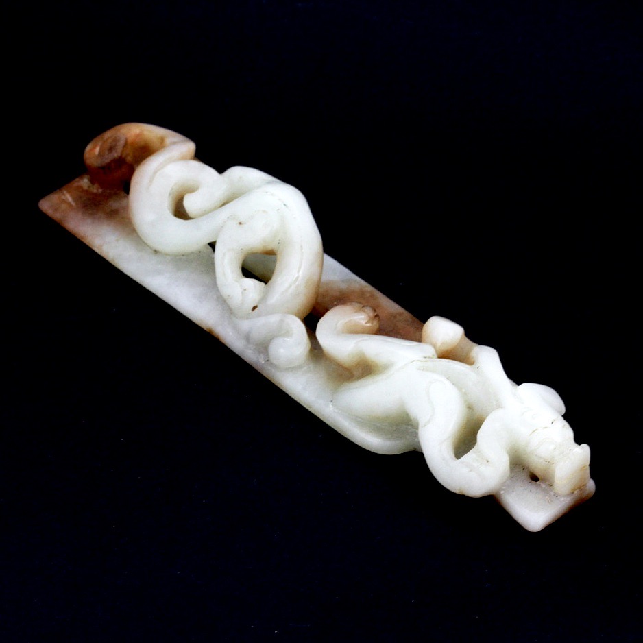 A Chinese celadon and russet jade amulet with dragon decoration, L. 13.4cm. - Bild 2 aus 6