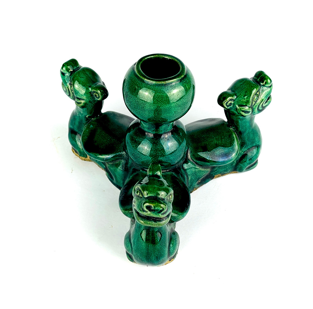 A Chinese triple-headed dark green crackle glazed pottery oil lamp. H. 9cm. - Bild 4 aus 4