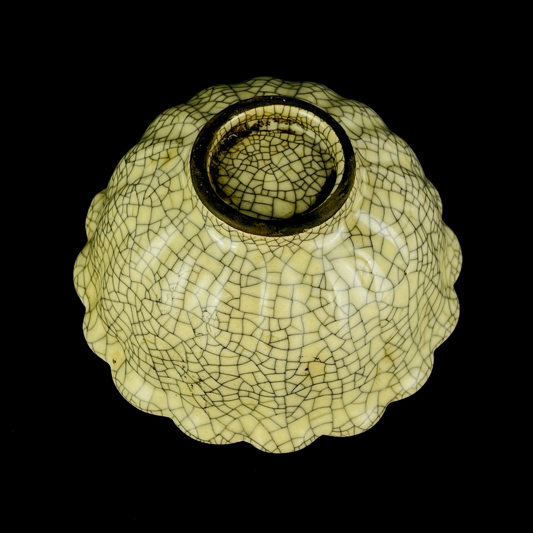 A Chinese crackle glazed lotus shape bowl. H. 5cm, Dia. 9cm. - Bild 2 aus 3