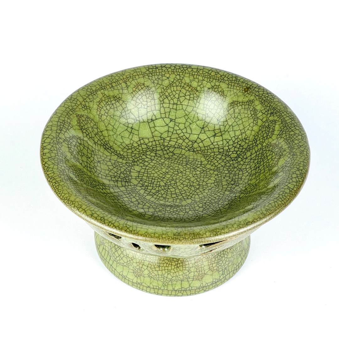 A Chinese crackle glazed raised dish, Dia. 15cm. H. 8cm. - Bild 4 aus 5