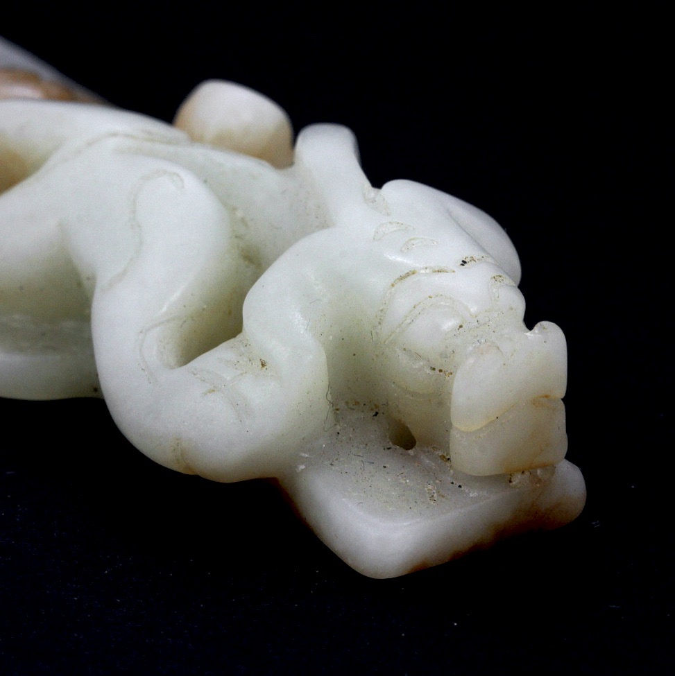 A Chinese celadon and russet jade amulet with dragon decoration, L. 13.4cm. - Bild 6 aus 6