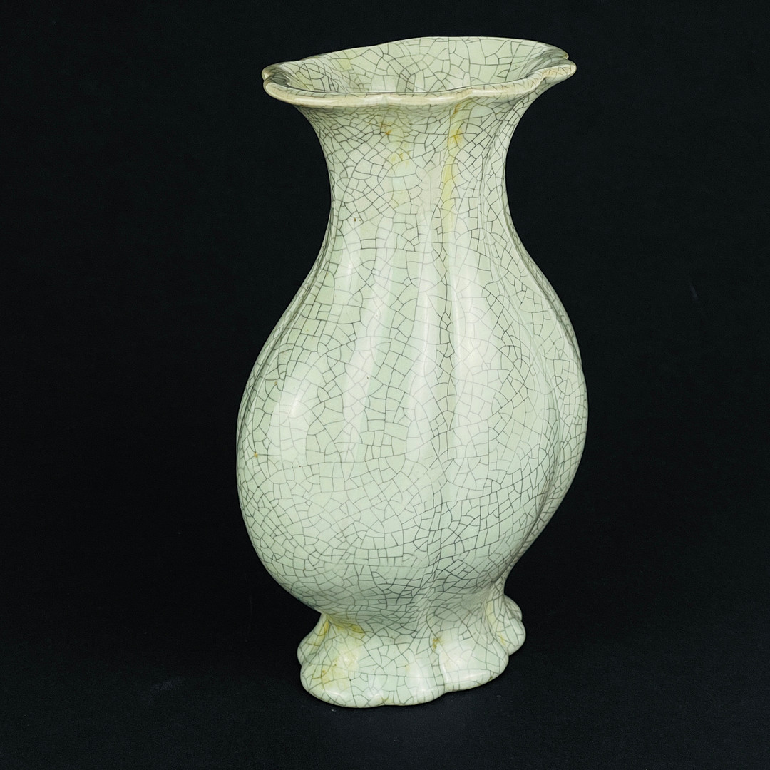 A Chinese celadon lotus-shaped crackle glazed pottery vessel. H. 15cm. - Bild 2 aus 4