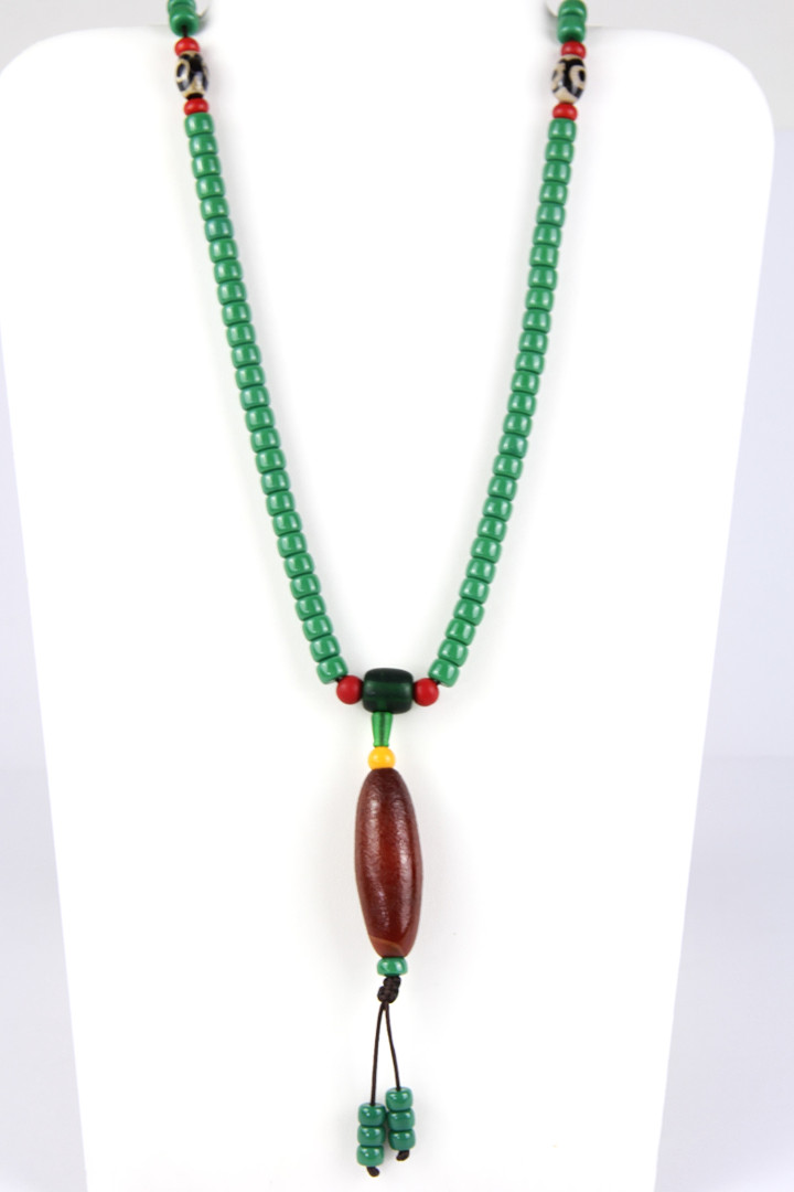 A string of Tibetan green glass prayed beads, folded L. 51cm. - Bild 2 aus 5