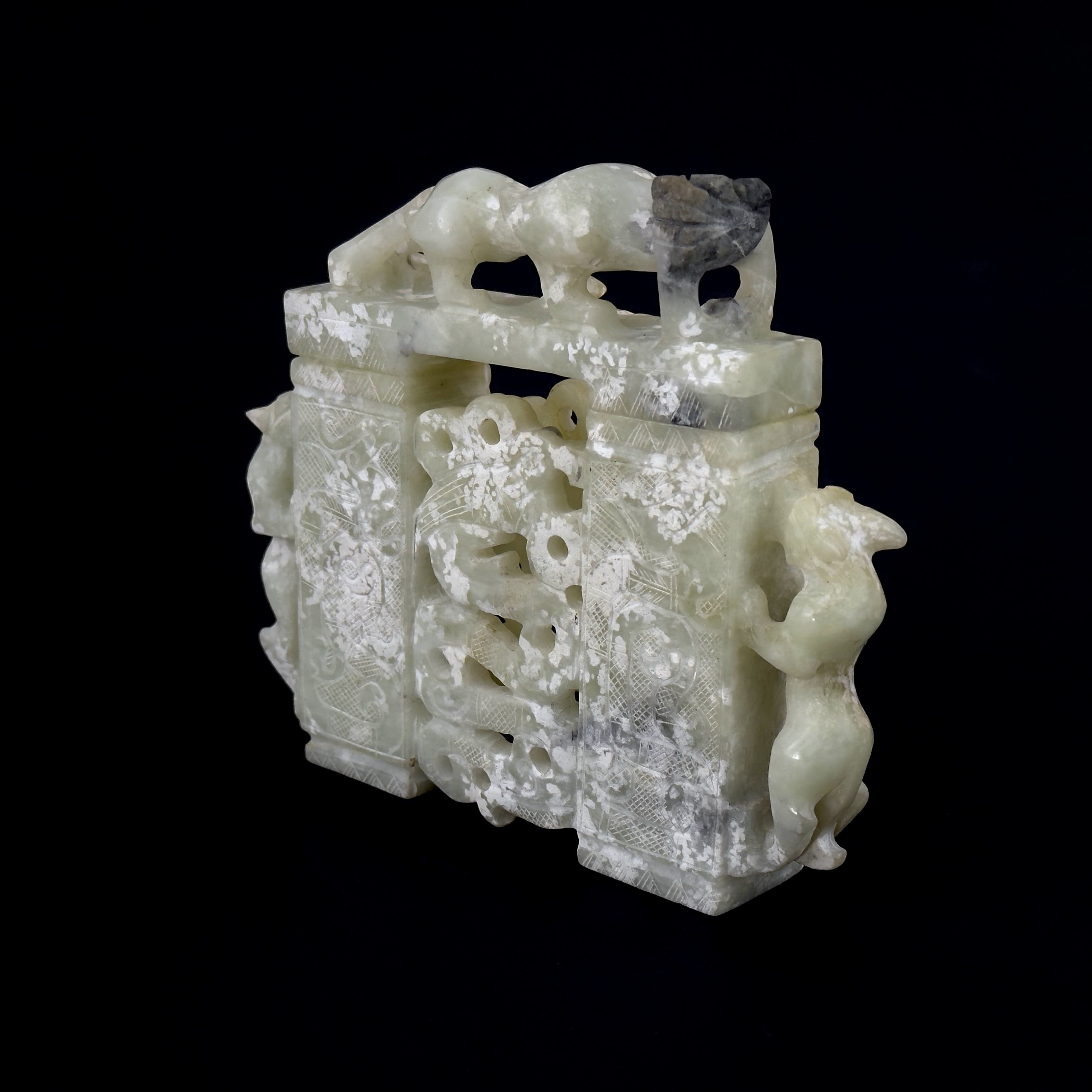 A Chinese carved jade model of a gateway surmounted with dragons, H. 15cm, W. 17cm. - Bild 2 aus 4