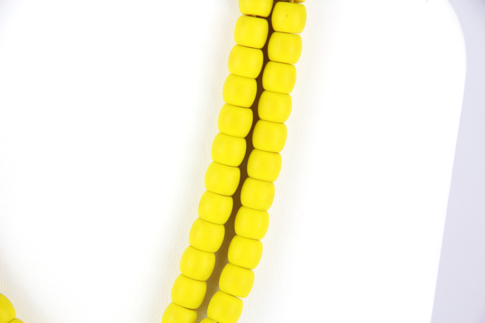 A string of Tibetan imperial yellow glass prayer beads, folded L. 48cm. - Bild 2 aus 2