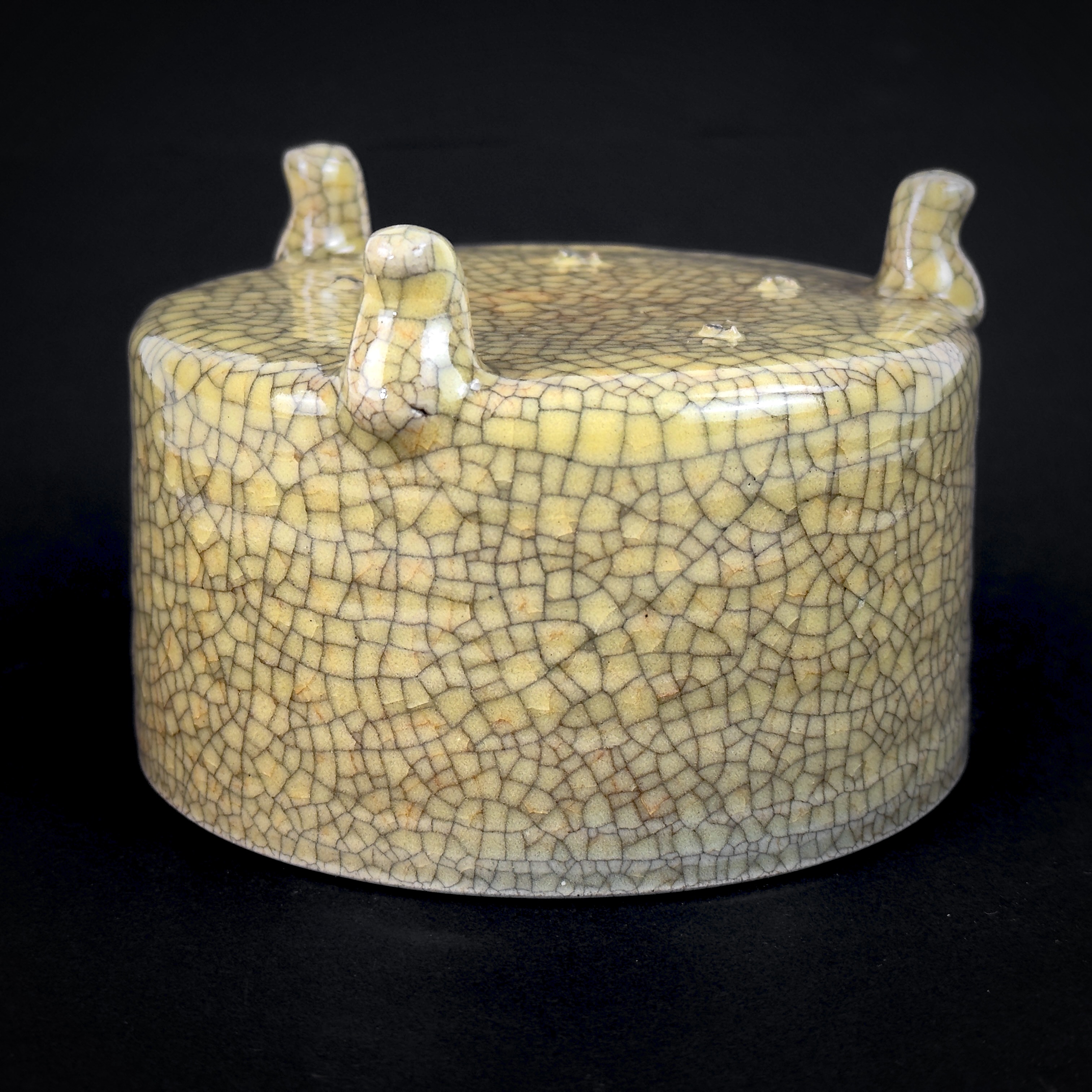 A Chinese crackle glazed porcelain censer, Dia. 13.5cm. - Bild 3 aus 3