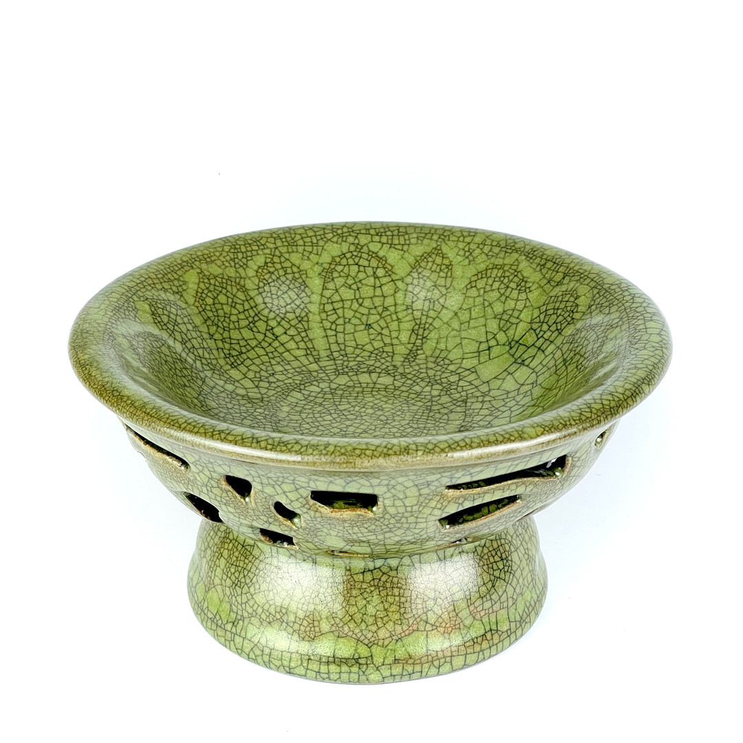 A Chinese crackle glazed raised dish, Dia. 15cm. H. 8cm. - Bild 5 aus 5