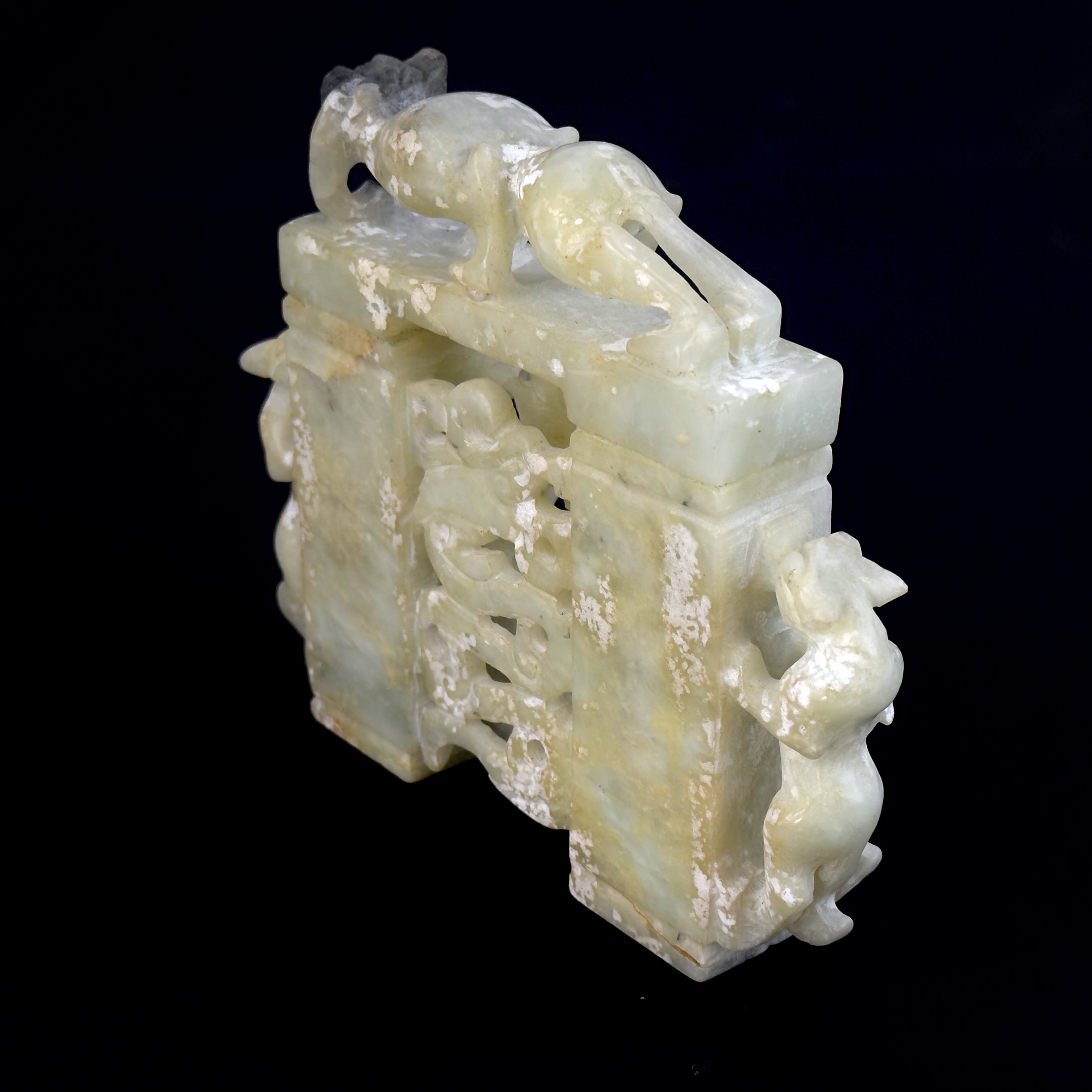 A Chinese carved jade model of a gateway surmounted with dragons, H. 15cm, W. 17cm. - Bild 4 aus 4