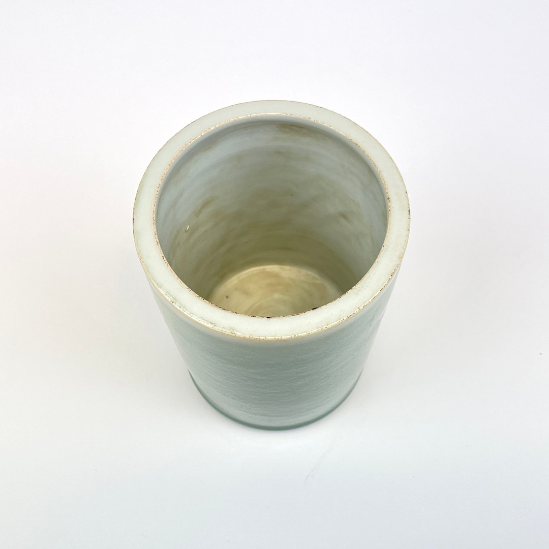 A Chinese celadon glazed porcelain brush pot, H. 15cm. Dia. 10.9cm. - Bild 2 aus 3