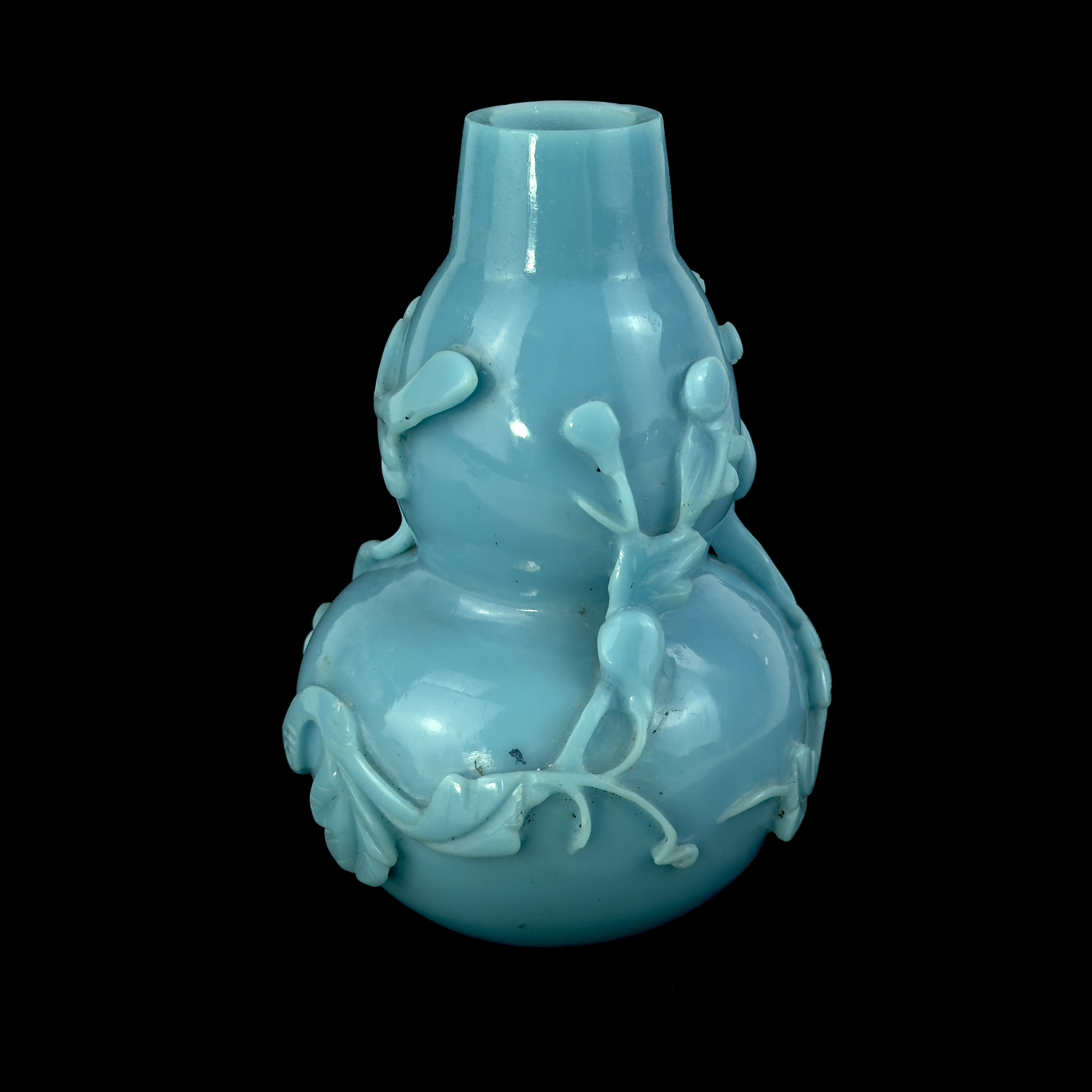 A blue Peking glass gourd vase with relief decoration, H. 17cm. - Bild 2 aus 2