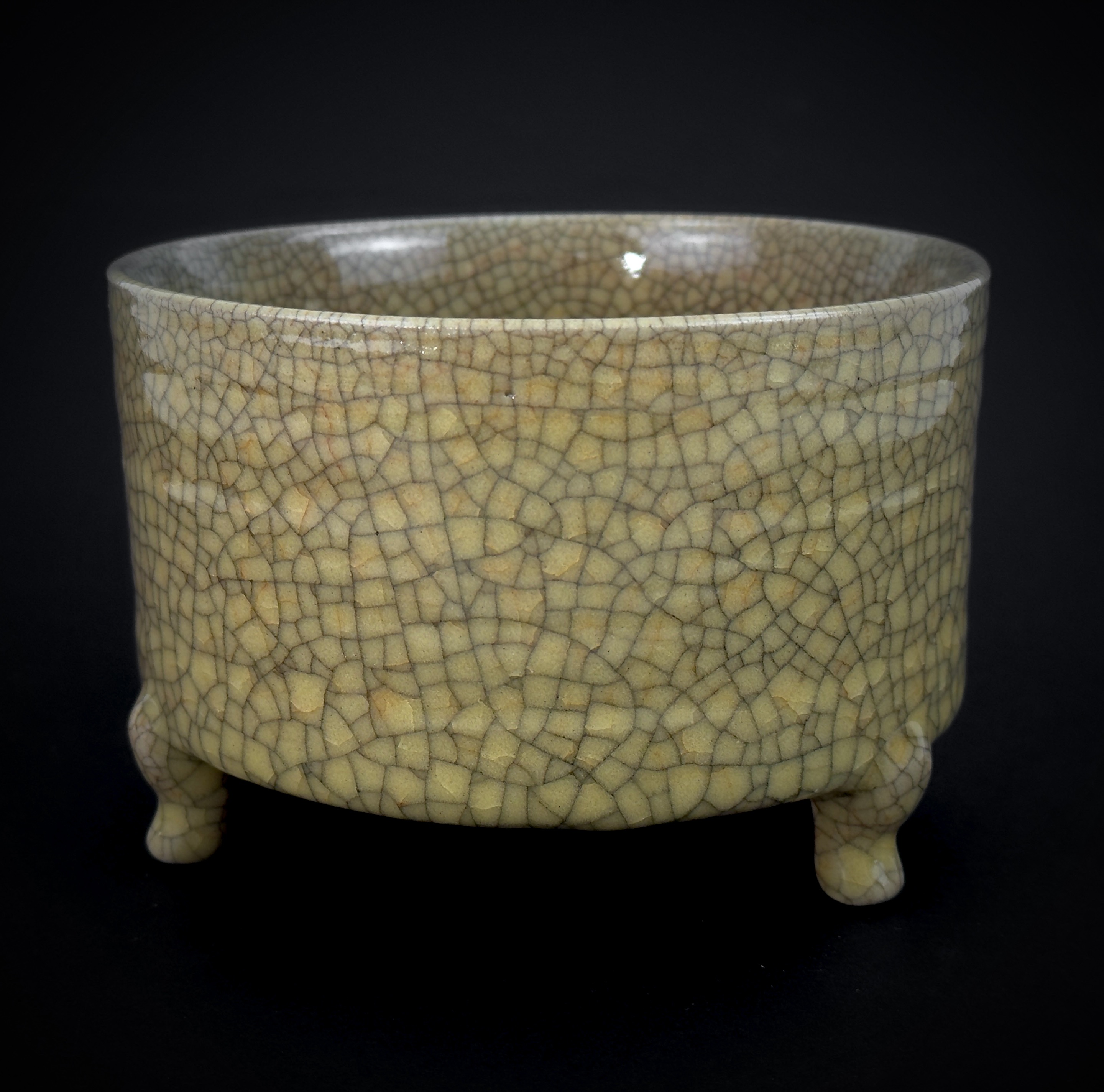 A Chinese crackle glazed porcelain censer, Dia. 13.5cm.