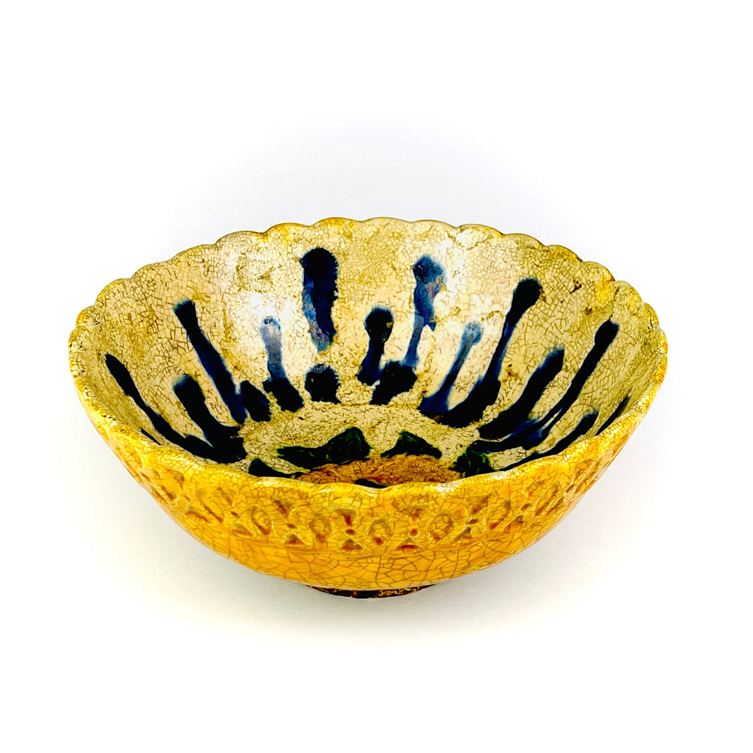 A Chinese yellow and blue crackle-glazed porcelain bowl. H. 8cm., Dia. 20cm. - Bild 4 aus 5