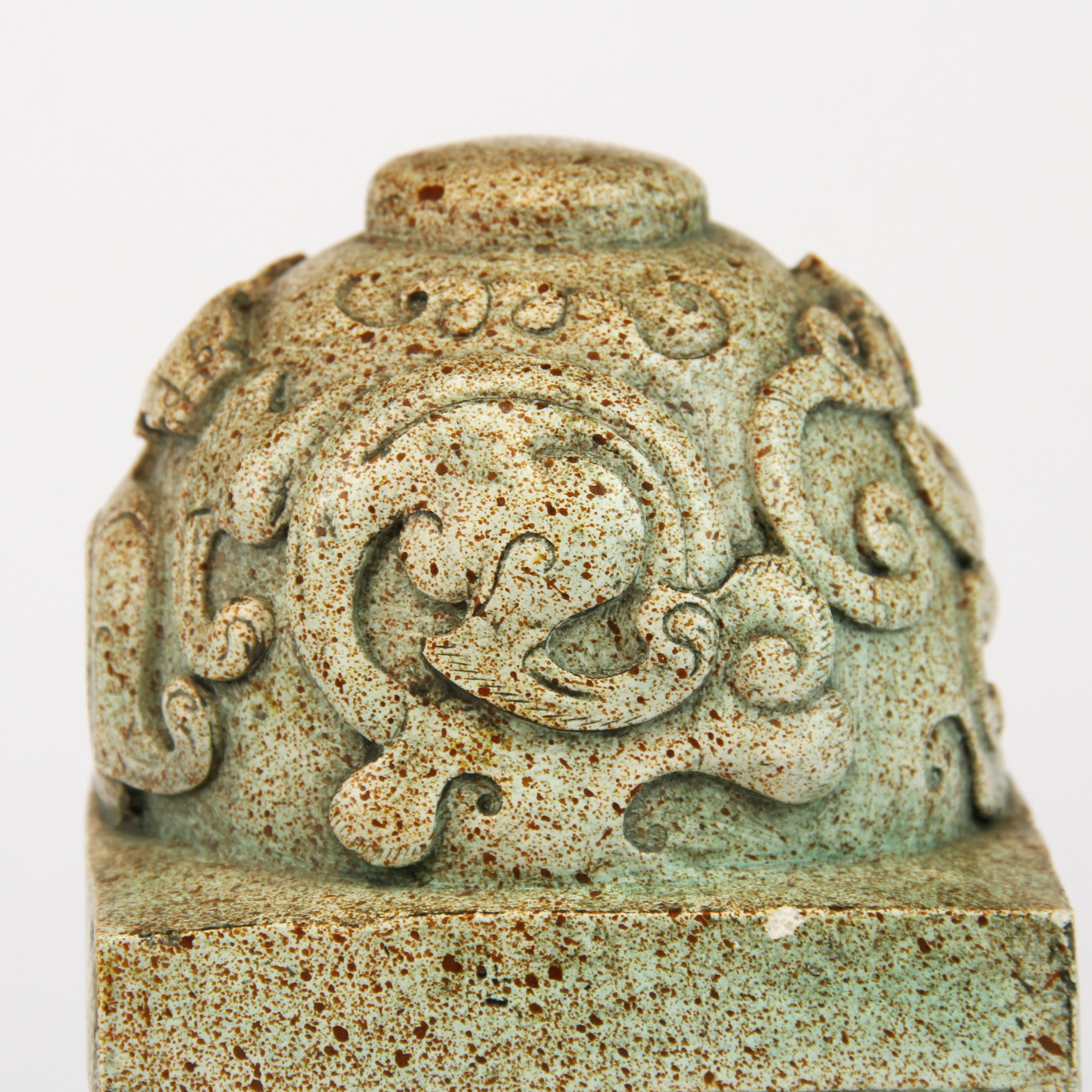 A large Chinese carved stone scholar's seal, H. 15cm. - Bild 2 aus 3