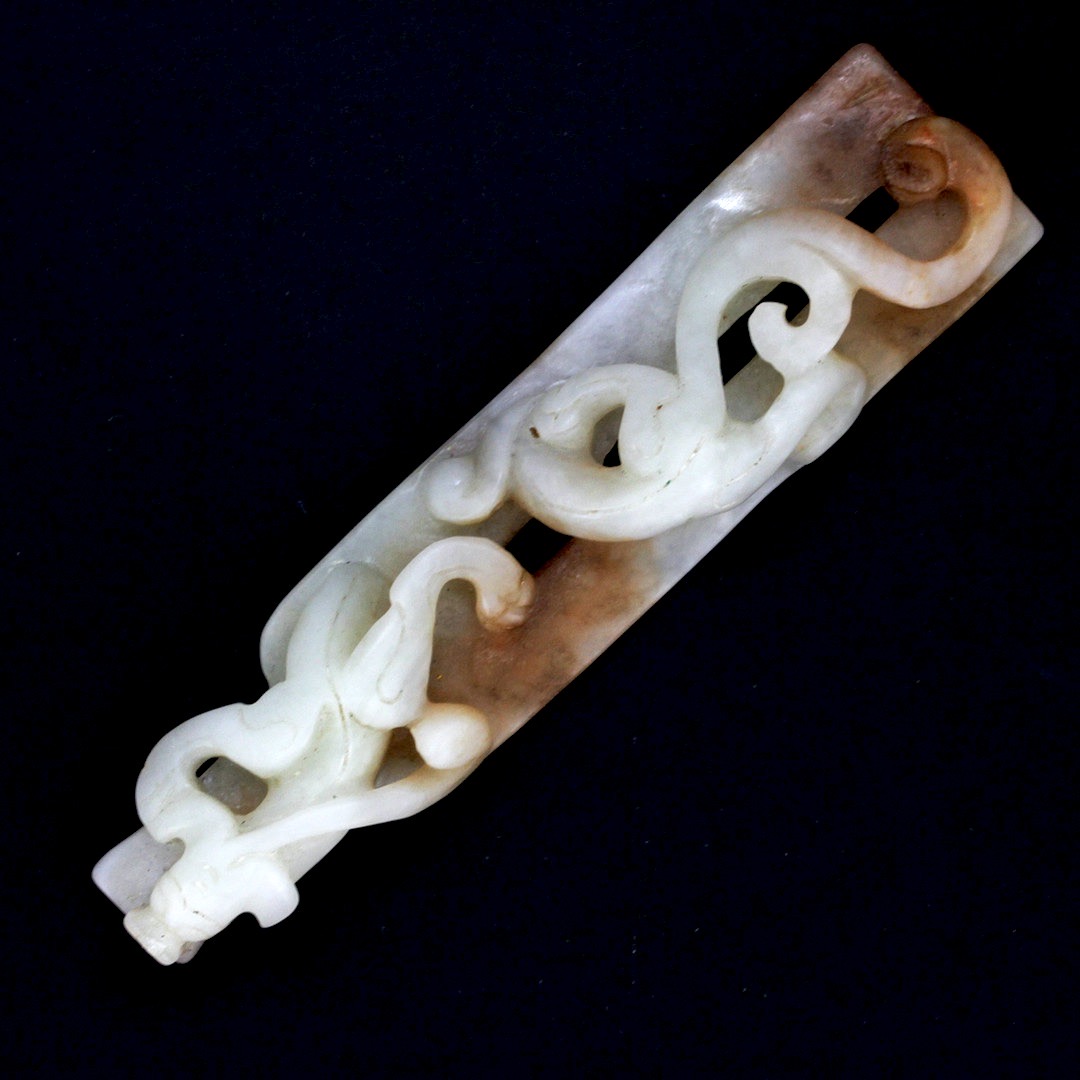 A Chinese celadon and russet jade amulet with dragon decoration, L. 13.4cm. - Bild 4 aus 6