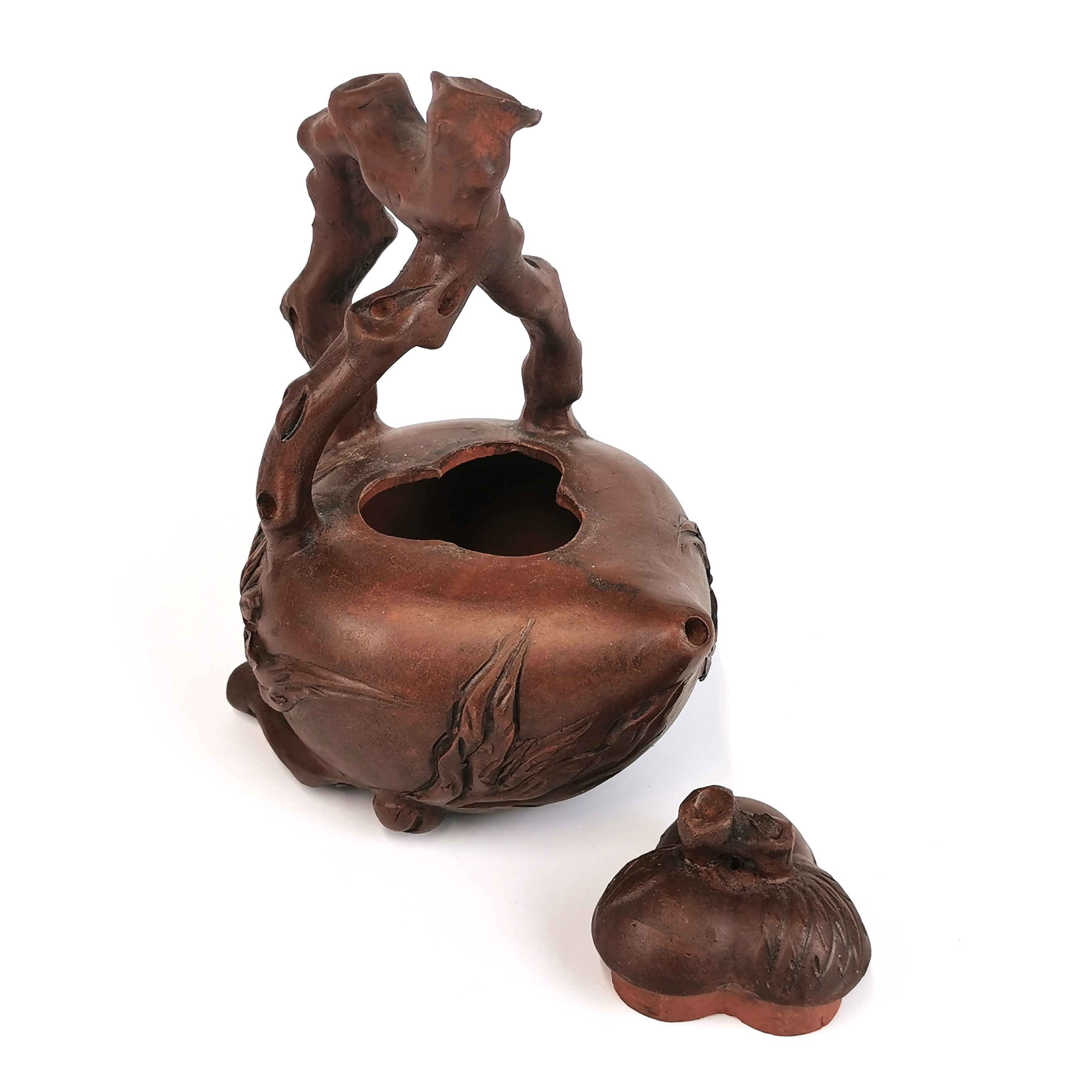 A Chinese naturalistic peach shaped Yixing terracotta teapot, H. 17cm. - Bild 2 aus 3