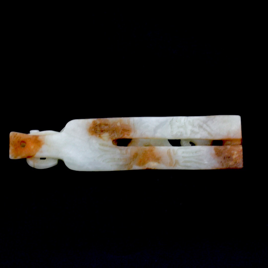 A Chinese celadon and russet jade amulet with dragon decoration, L. 13.4cm. - Bild 3 aus 6