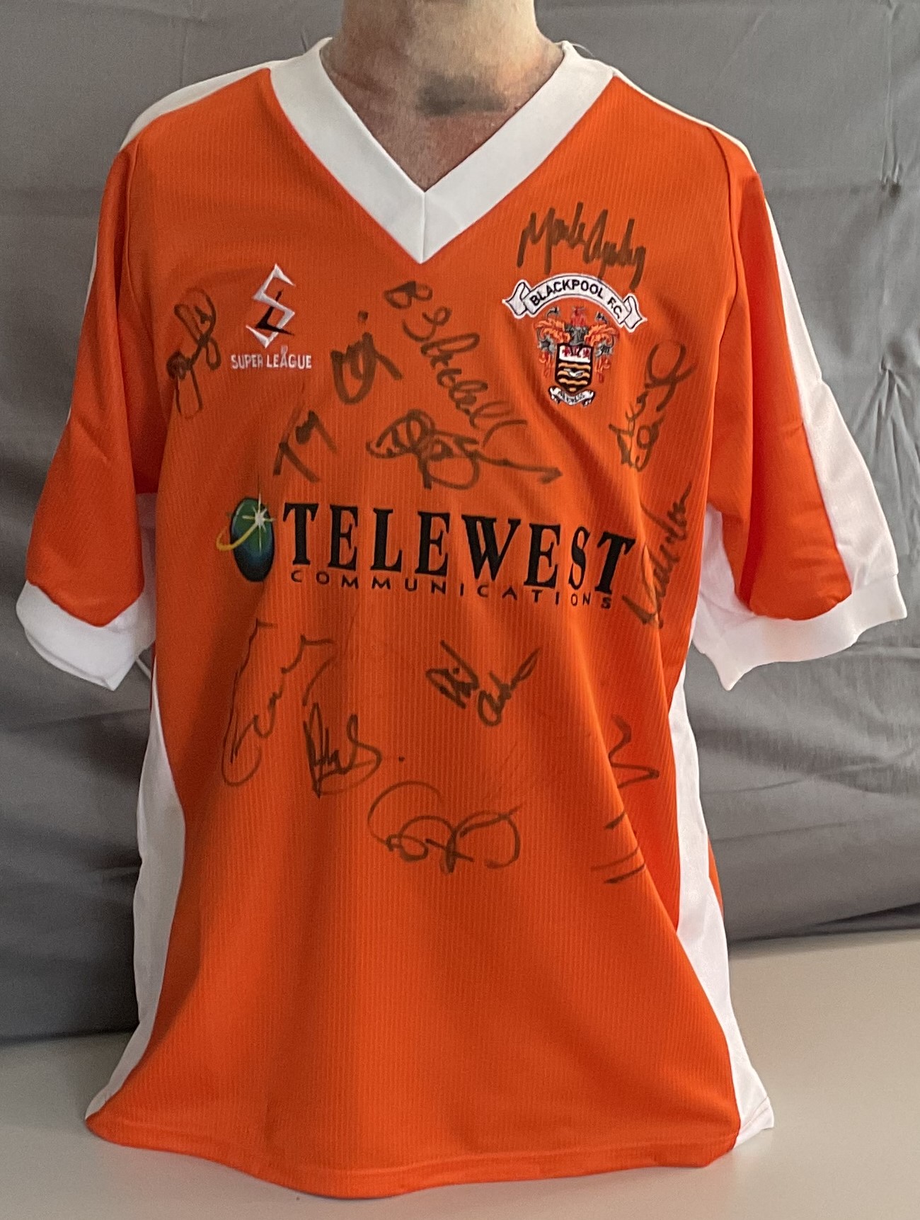 Football Blackpool FC 15 signed 1999-2000 Replica Home Jersey . Good condition. All autographs - Image 2 of 2