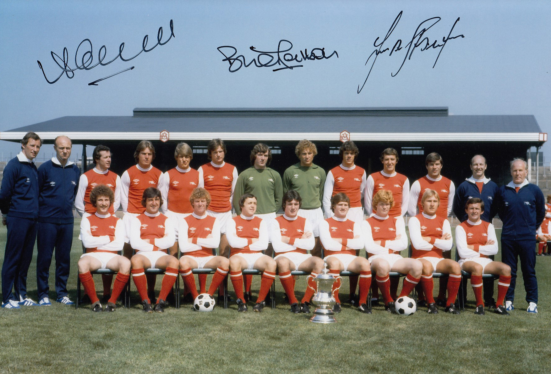 Autographed Arsenal 12 X 8 Photo - Col, Depicting The 1979 Fa Cup Winners - Arsenal, Posing With