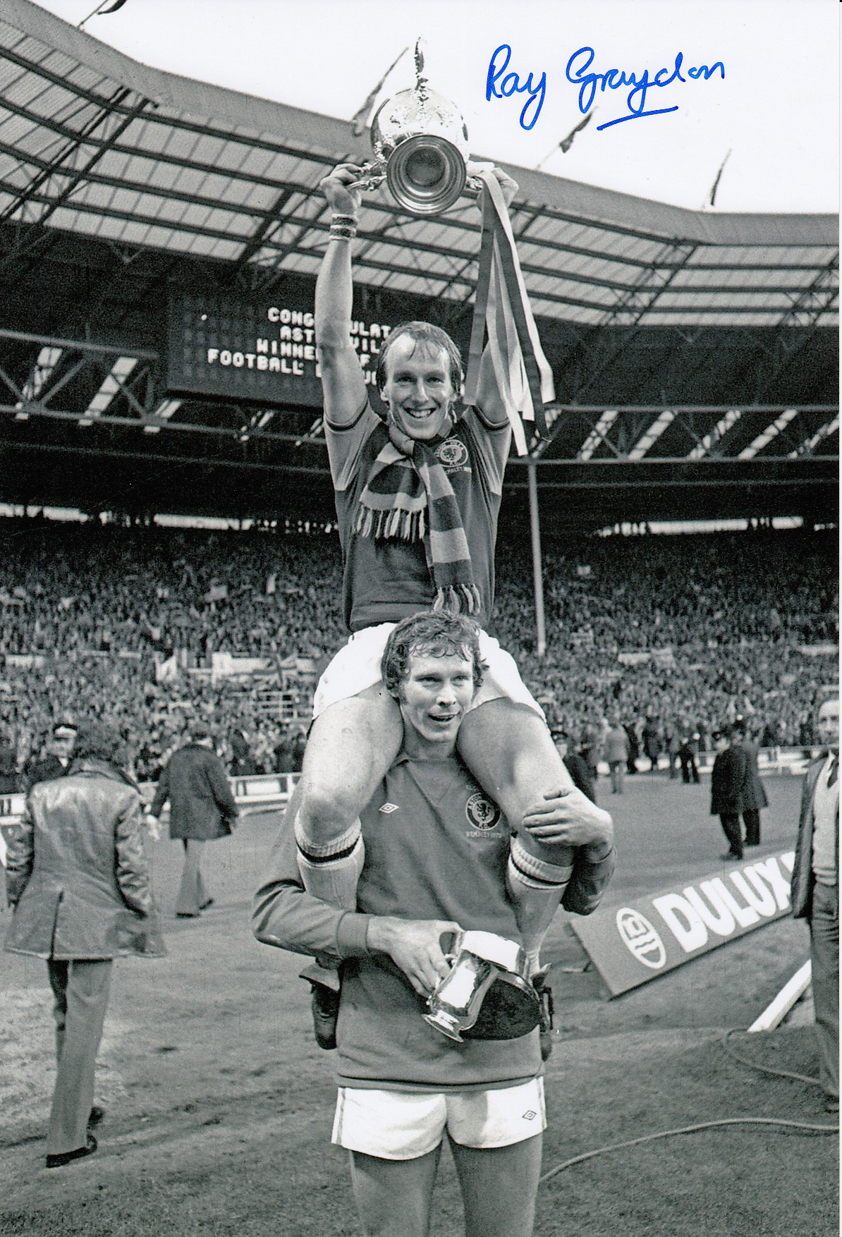 Autographed Ray Graydon 12 X 8 Photo - B/W, Depicting Aston Villa's Ray Graydon (On The Shoulders Of