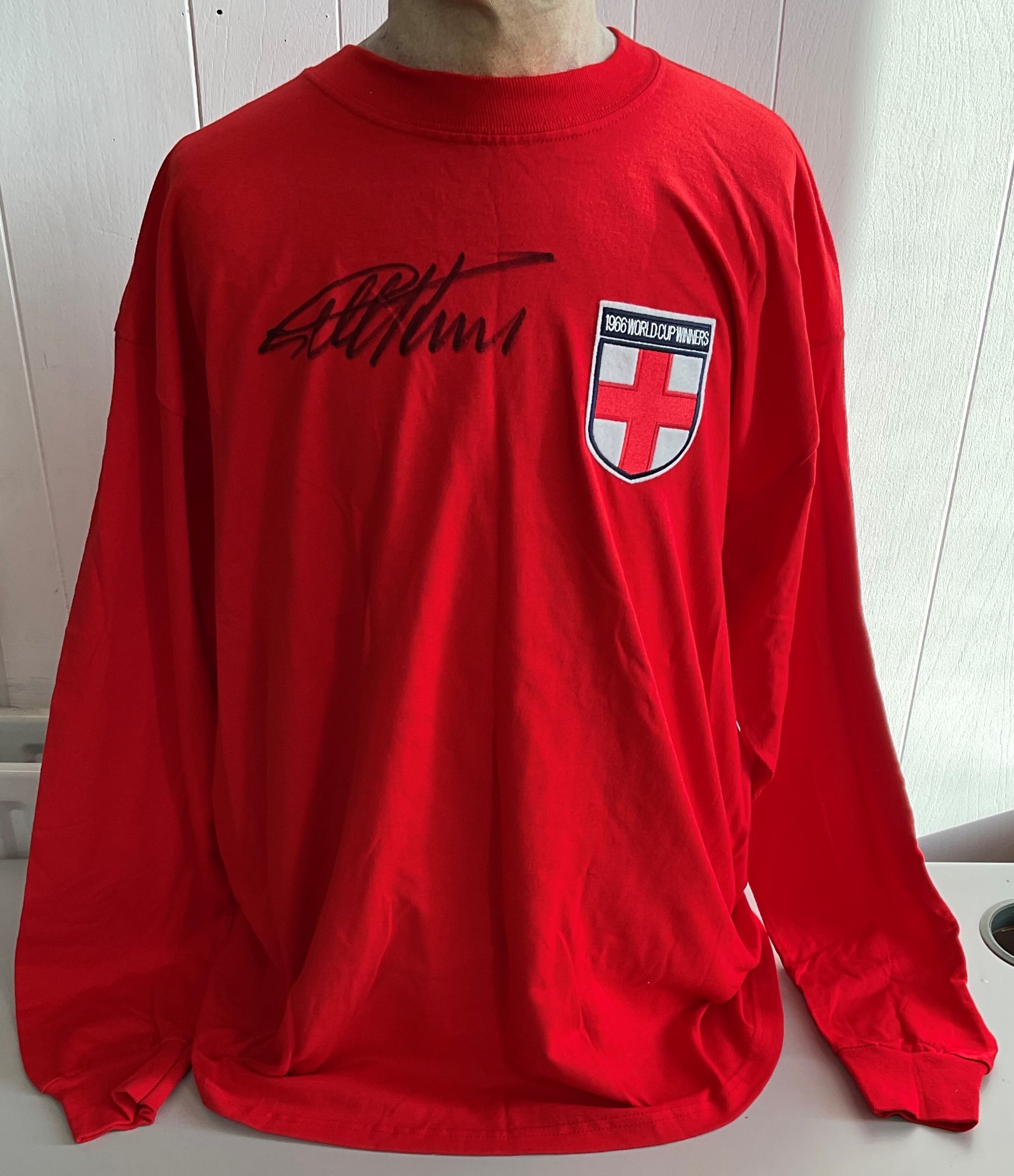 Football 1966 World Cup Hero Geoff Hurst signed 1966 World Cup Winners England Retro football Shirt.