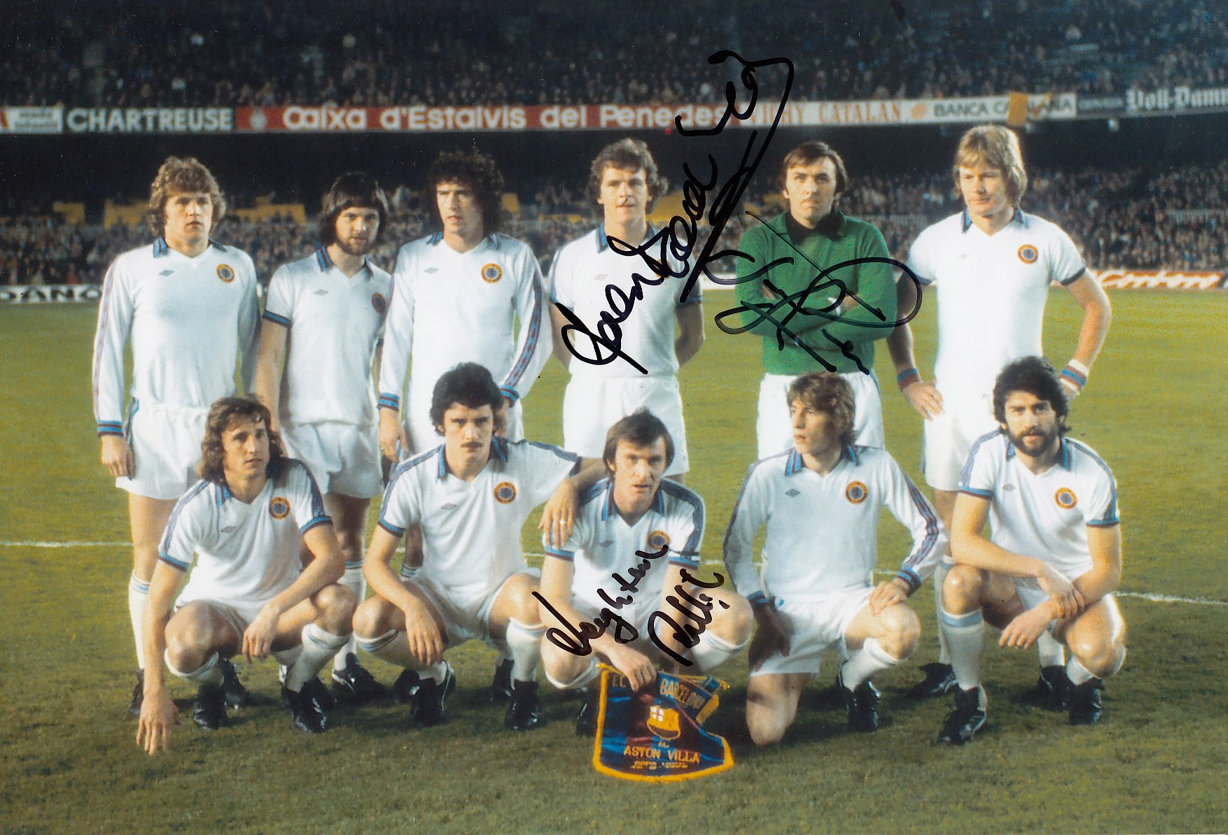 Autographed Aston Villa 12 X 8 Photo - Col, Depicting A Wonderful Image Showing Aston Villa