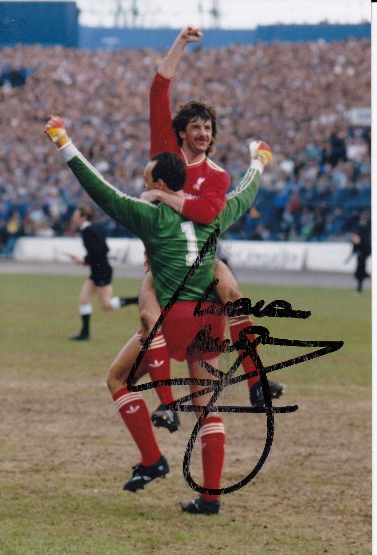 Autographed Mark Lawrenson 6 X 4 Photo - Col, Depicting A Wonderful Image Showing Mark Lawrenson And