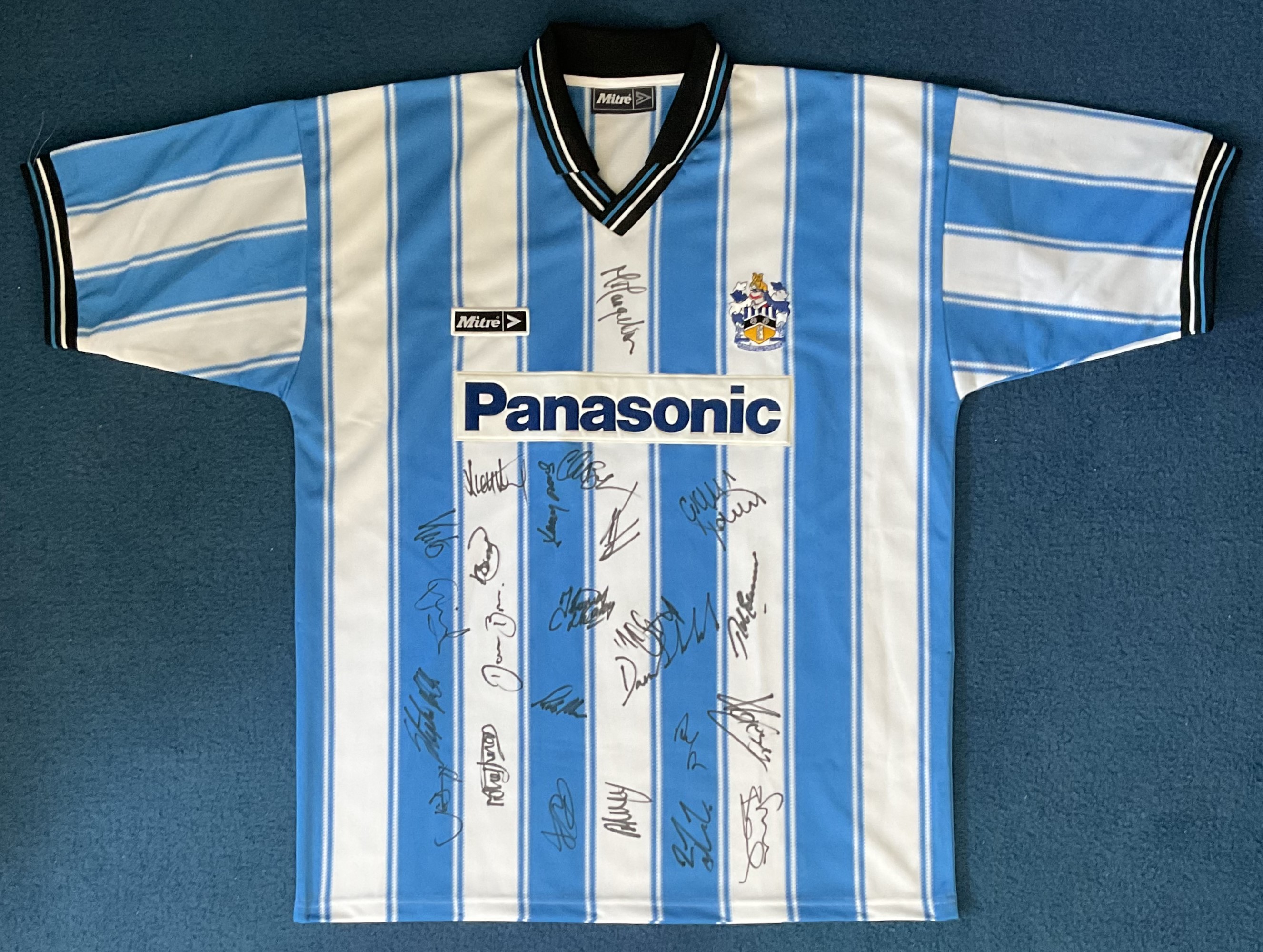 Football Huddersfield Town 23 Signed 1999-2000 Replica Home Jersey. Good condition. All autographs