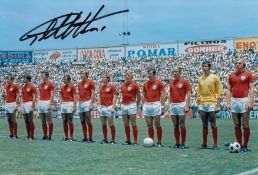 Autographed Geoff Hurst 12 X 8 Photo - Col, Depicting A Wonderful Image Showing England Players
