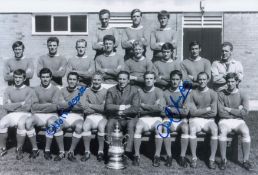 Autographed Everton 12 X 8 Photo - B/W, Depicting A Wonderful Image Showing The 1966 Fa Cup