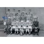 Football Autographed Graham Williams 12 X 8 Photo - B/W, Depicting A Wonderful Image Showing The