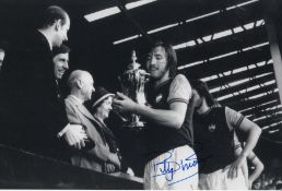 Football Autographed Billy Bonds 12 X 8 Photo - B/W, Depicting The Moment West Ham United Captain