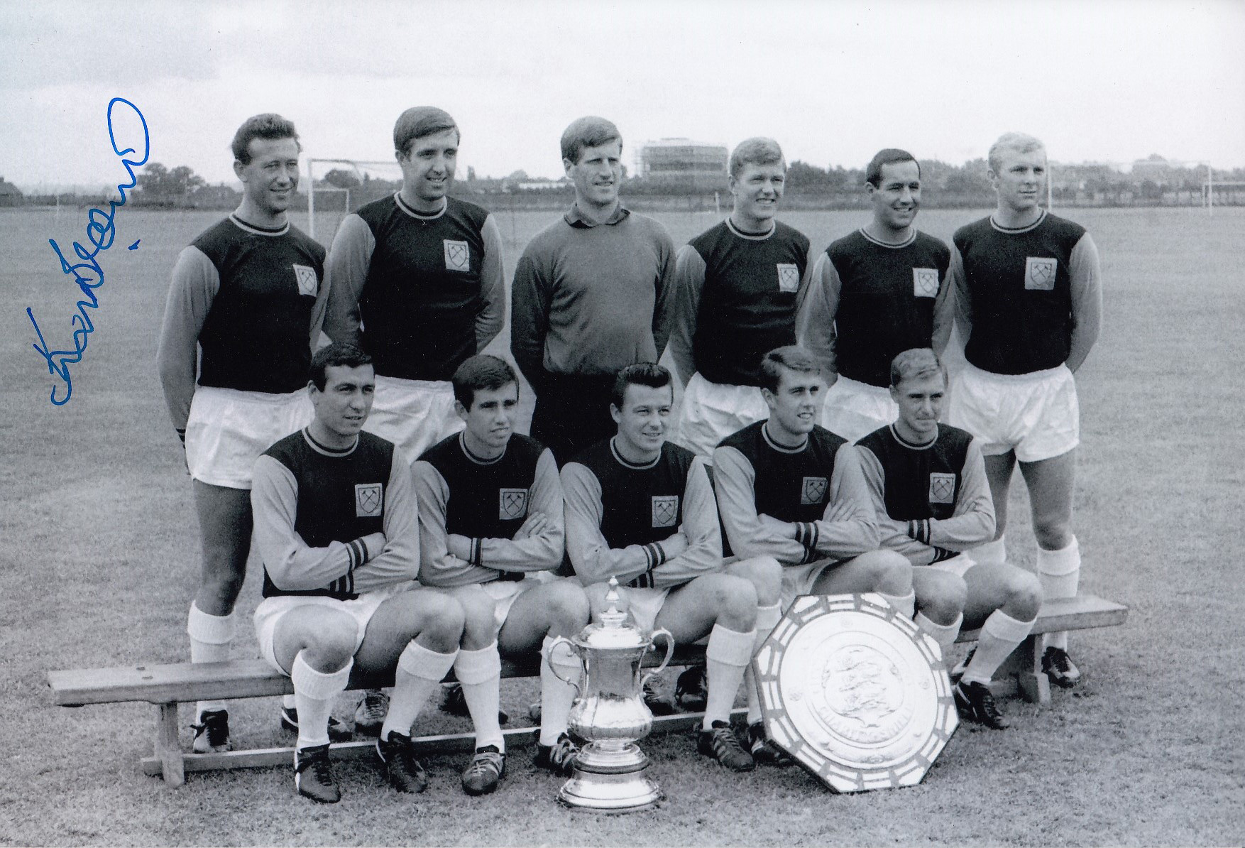 Autographed Ken Brown 12 X 8 Photo : B/W, Depicting The 1964 Fa Cup And Charity Shield Winners -