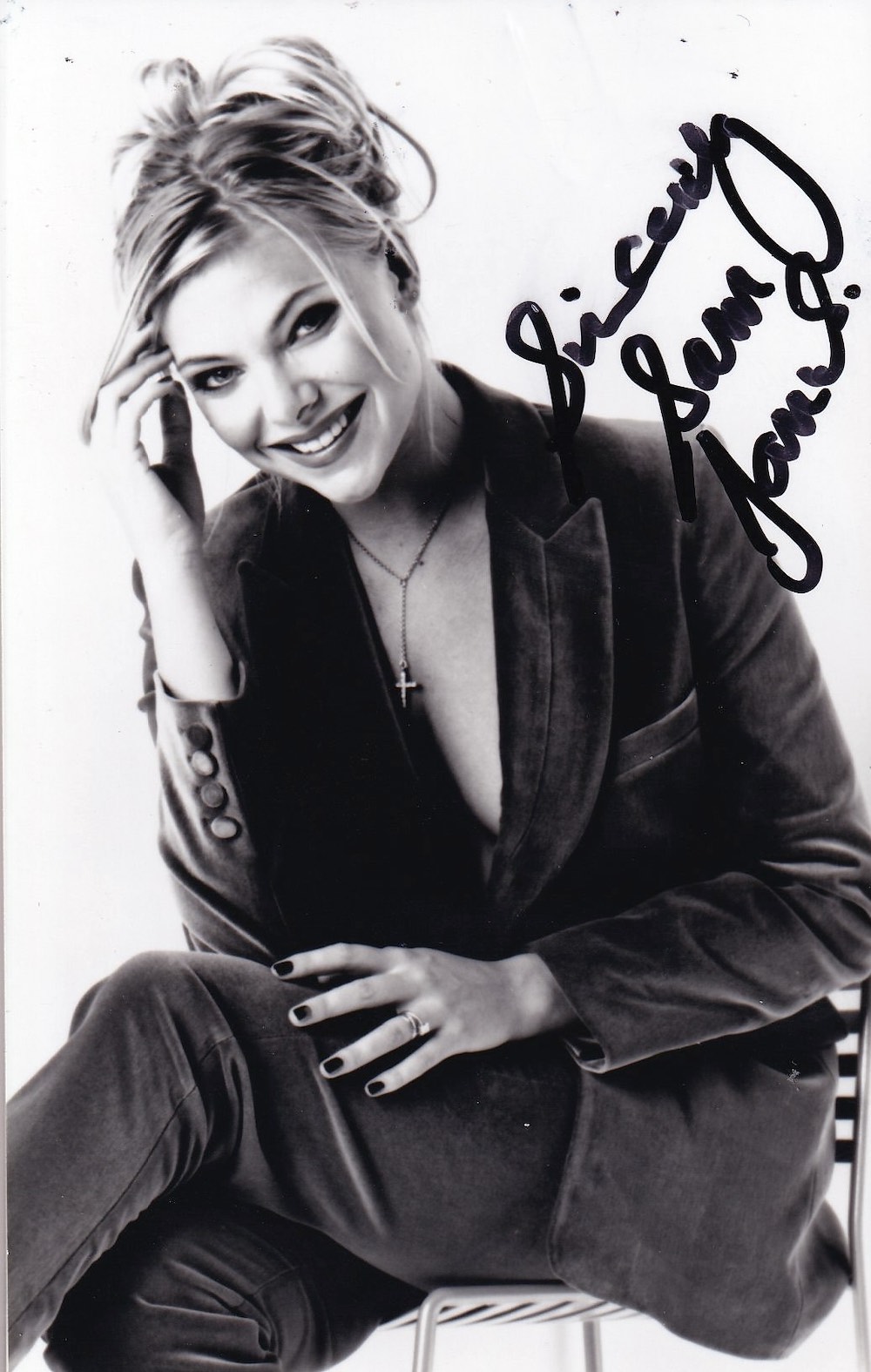 Samantha Janos Popular British Actress 6x4 inch Signed Photo. Good Condition. All autographs come