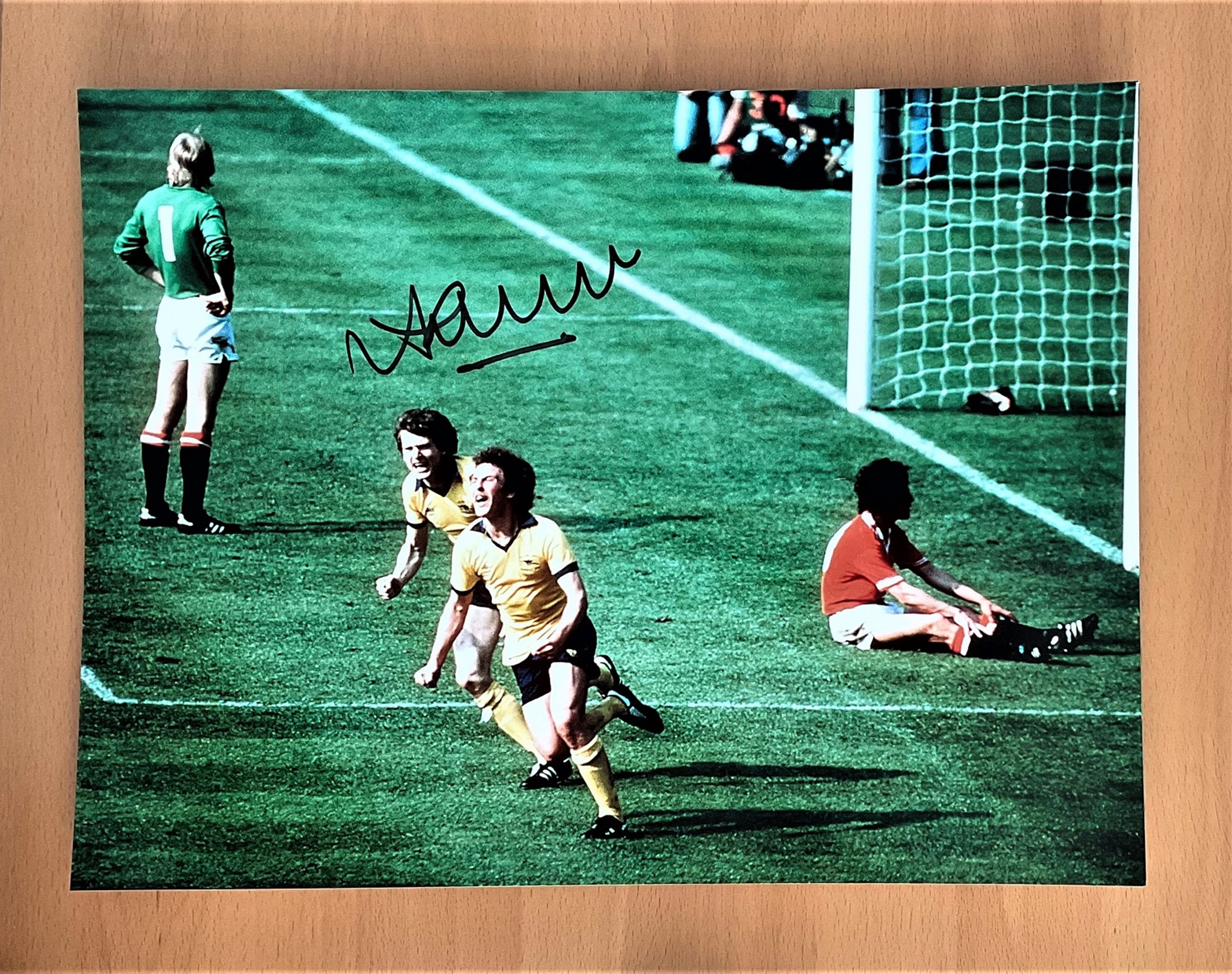 Football, Alan Sunderland signed 12x16 colour photograph pictured as he celebrates scoring a goal in