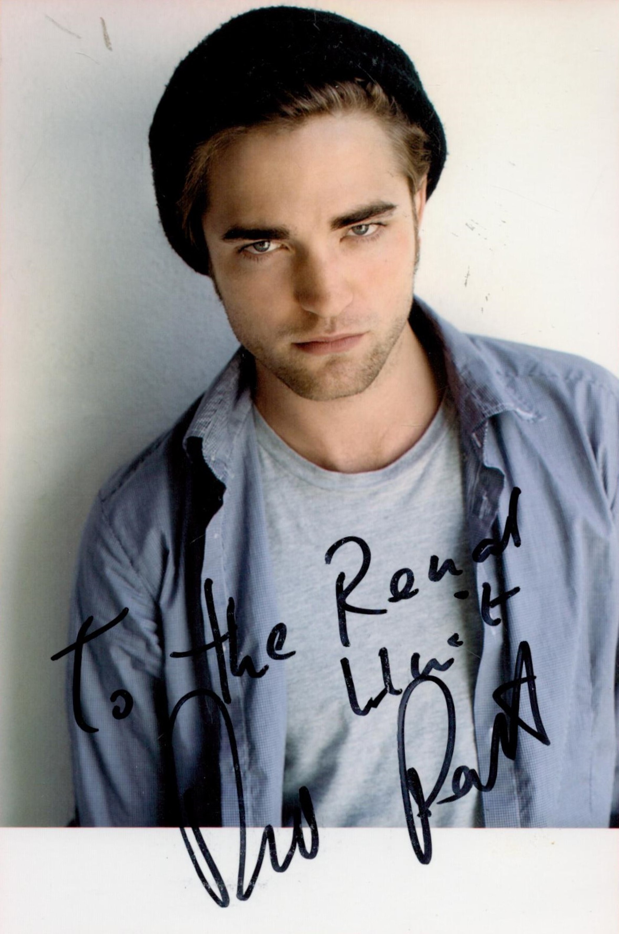 Robert Pattinson Signed 6x4 inch colour Photo. Good condition. All autographs come with a