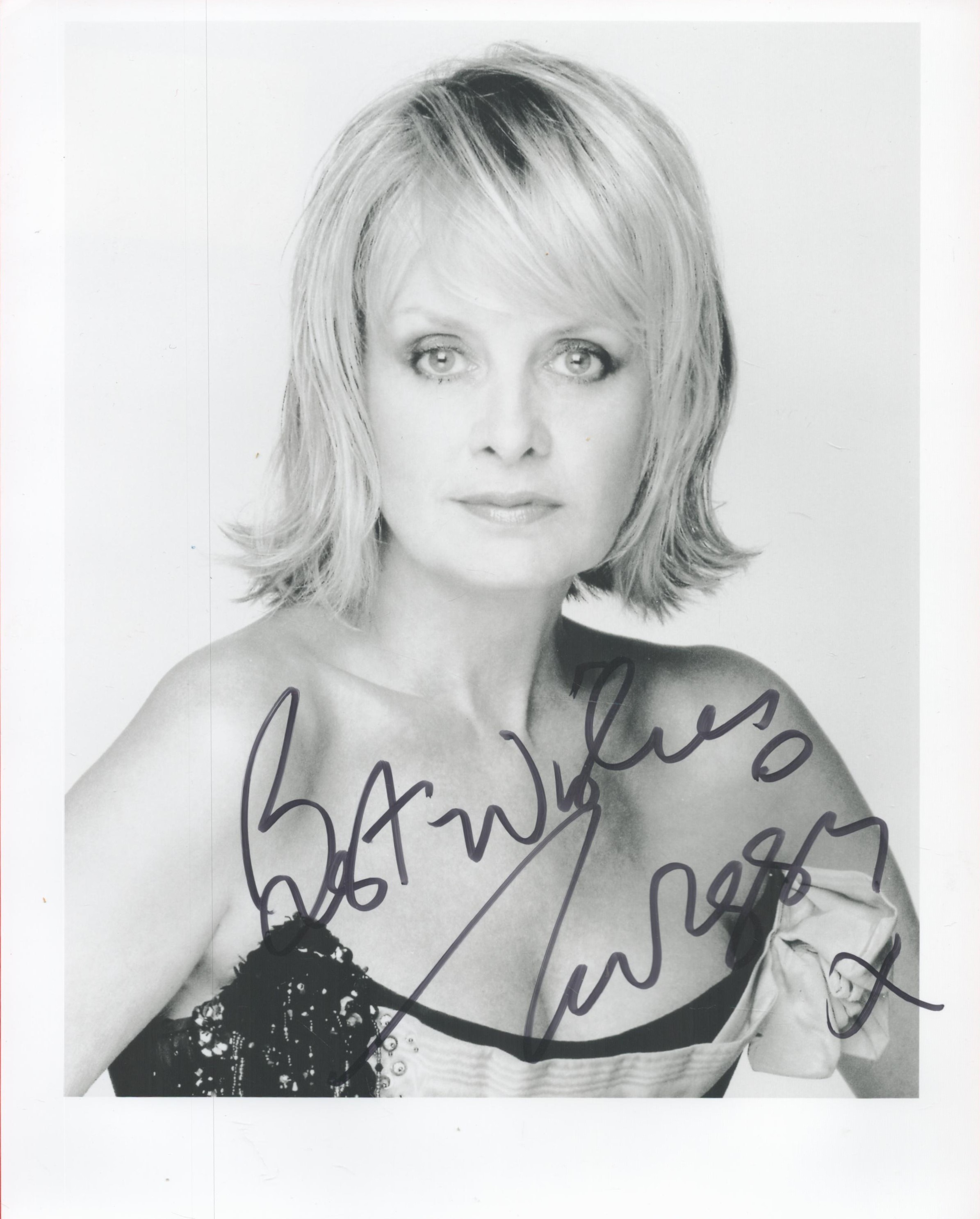 Twiggy signed 10x8 black and white photo. Dame Lesley Lawson DBE (née Hornby; born 19 September