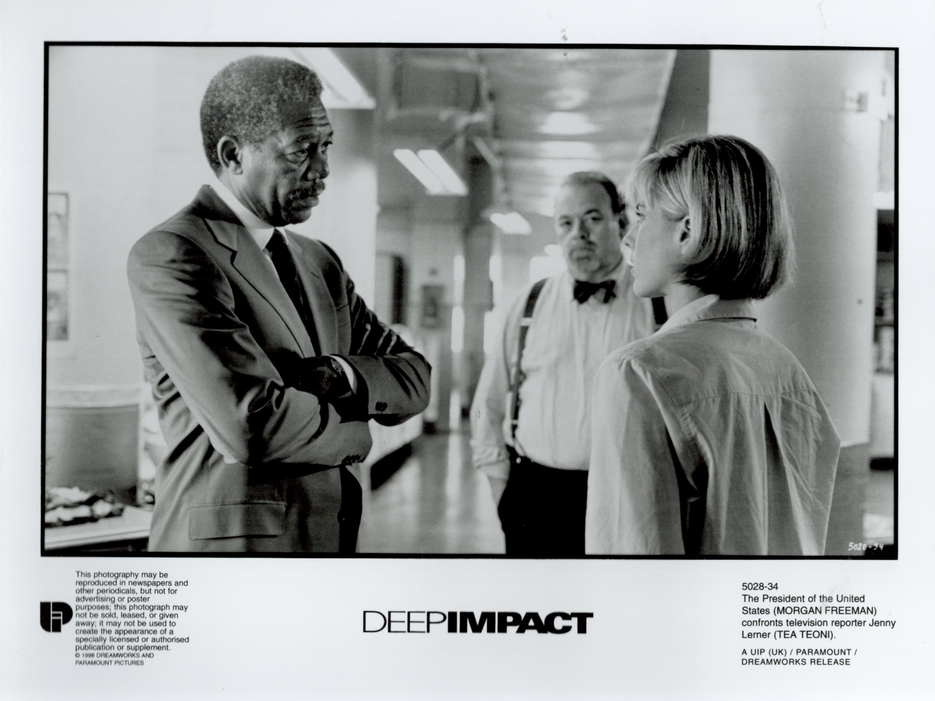 Deep Impact Film Collection of 4 Lobbycards and Film Brochure Information. Good condition. All - Image 4 of 5