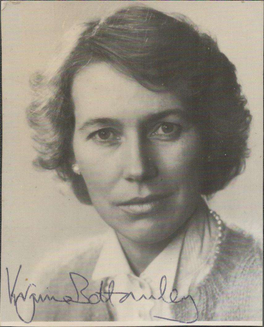 Virginia Bottomley signed 4x3 inch black and white vintage photo. Virginia Hilda Brunette Maxwell