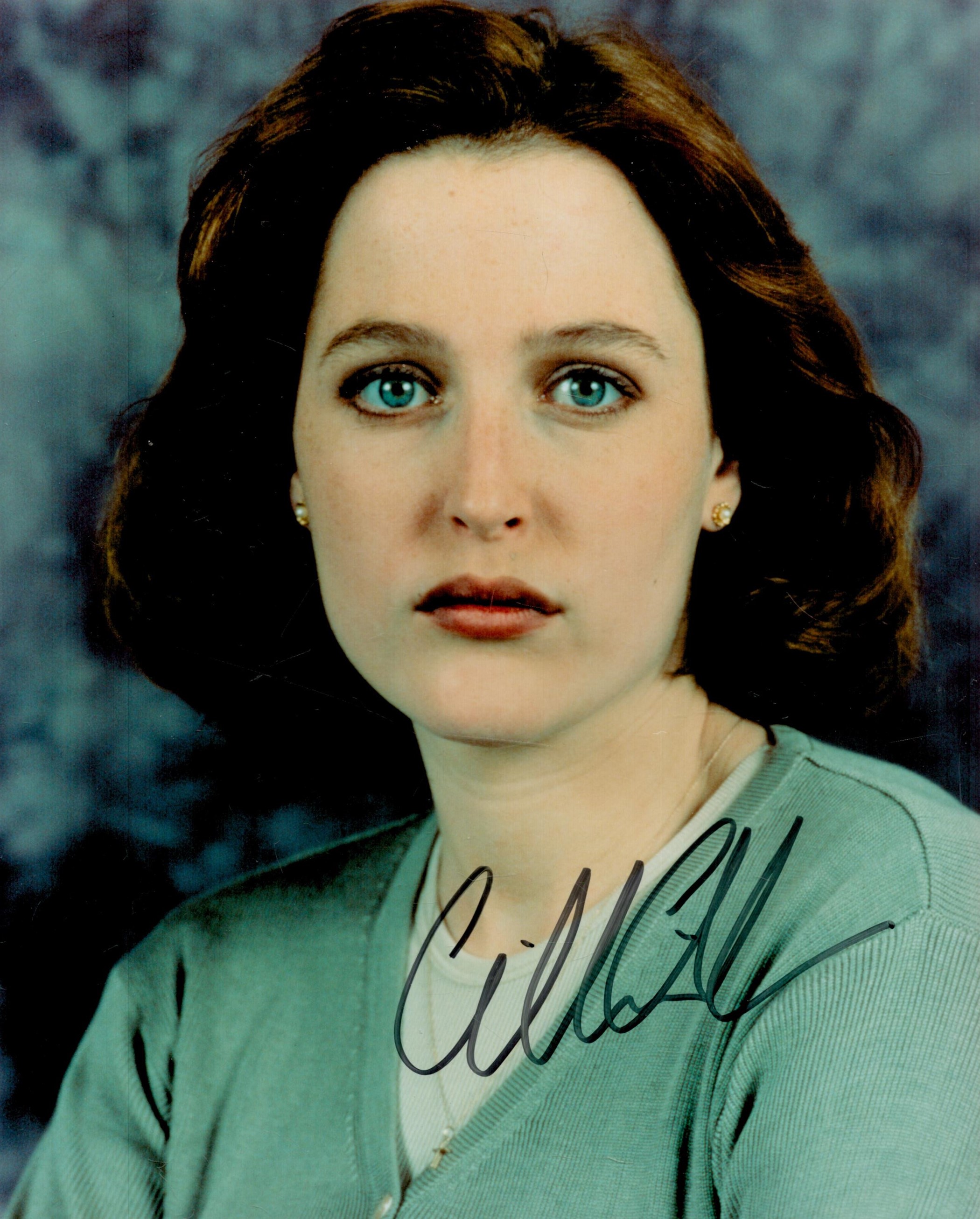 Gillian Anderson signed 10x8 colour photo. Gillian Leigh Anderson OBE (born August 9, 1968[1]) is an