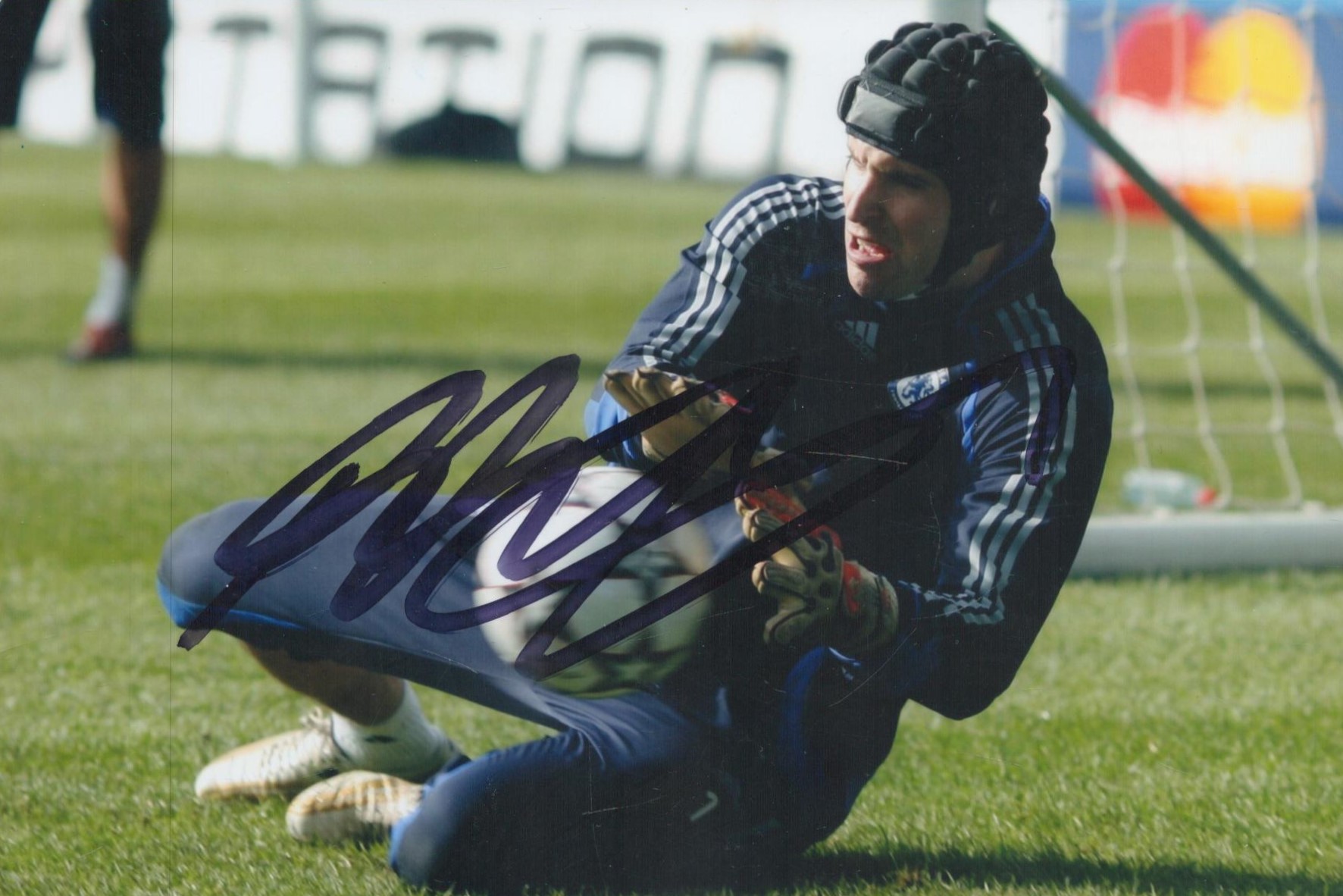 Football, Peter Cech signed 6x4 colour photograph taken during his time playing for Chelsea. He is