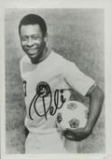 Pele signed 7x5 inch black and white photo pictured during his time with the New York Cosmos. Good