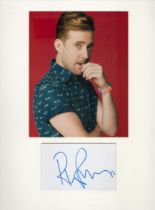 Ricky Wilson of Kaiser Chiefs signed signature card with colour photo, mounted to an overall size of