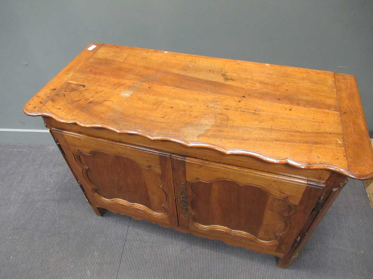 A 19th century French walnut side cabinet, the shaped top above two cupboard doors, 95 x 138 x 63cm - Image 4 of 6