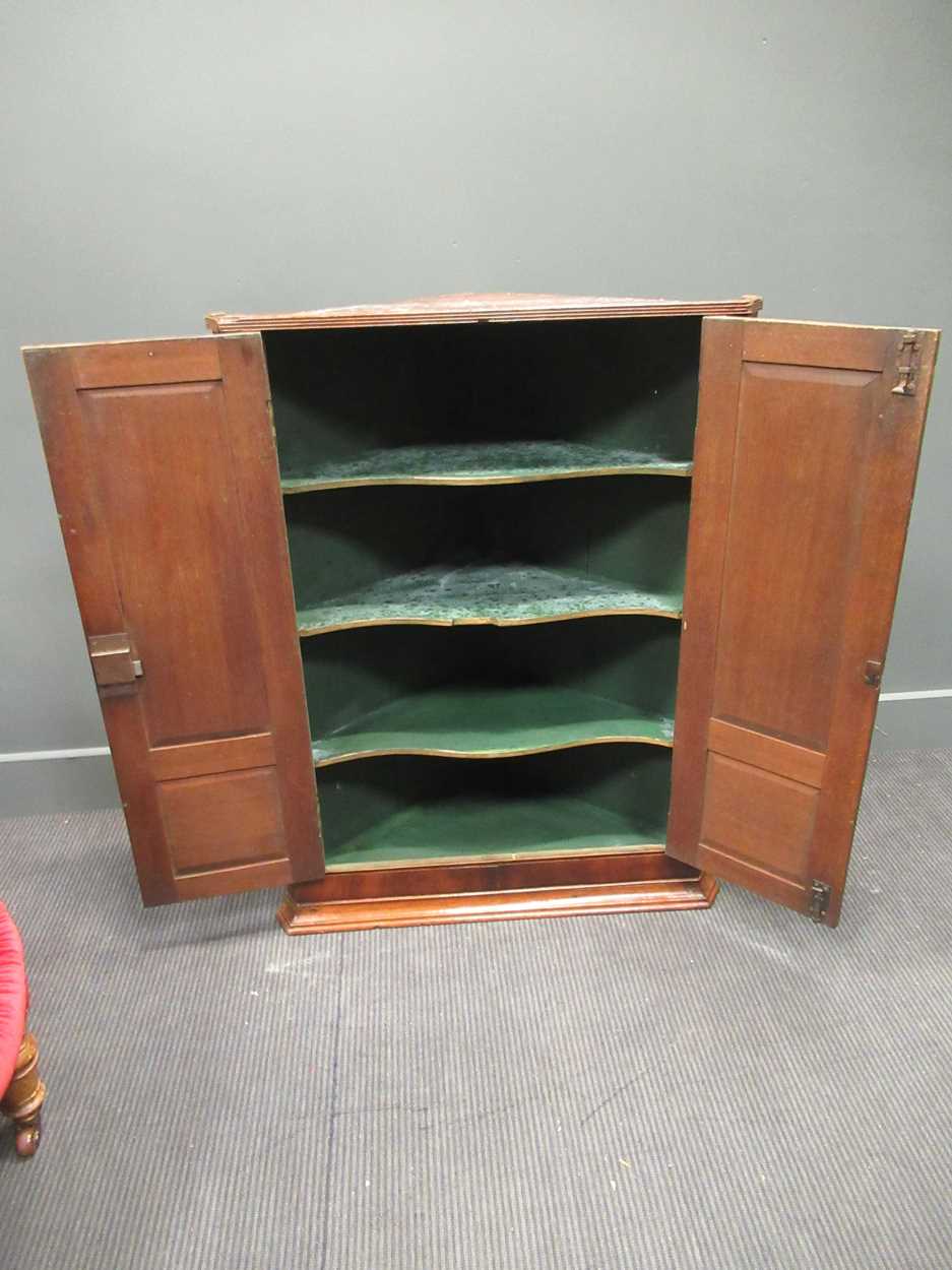 A George III oak hanging corner cupboard, 106 x 80 x 41cm - Image 5 of 5