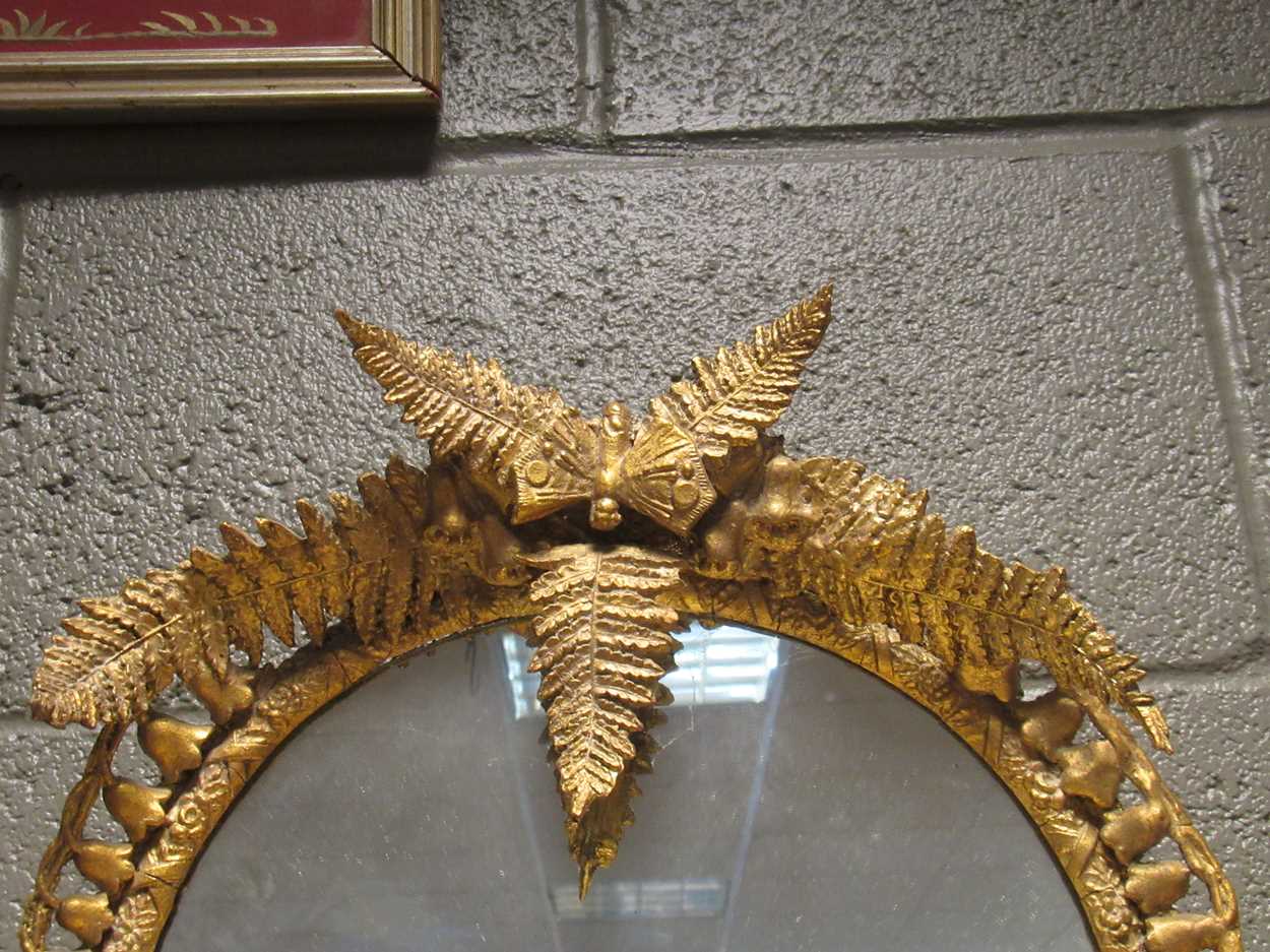 A near pair of Victorian gilt wall-mounted mirror backed etageres, with fern leaf crests and three - Image 9 of 21