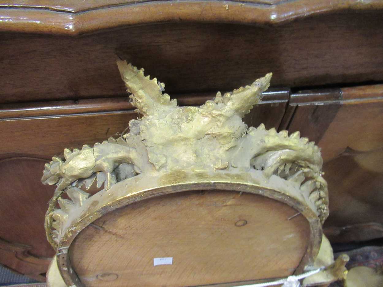 A near pair of Victorian gilt wall-mounted mirror backed etageres, with fern leaf crests and three - Image 15 of 21