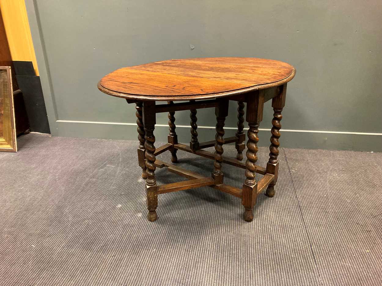 A 17th century style oak gateleg table on barley twist supports, 71 x 90 x 47cm (closed) and 71 x 90 - Image 5 of 5